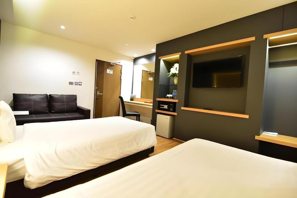 The Three Hat Yai Ngoại thất bức ảnh