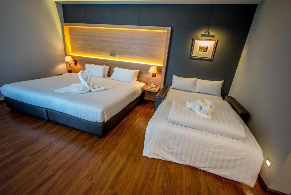The Three Hat Yai Ngoại thất bức ảnh