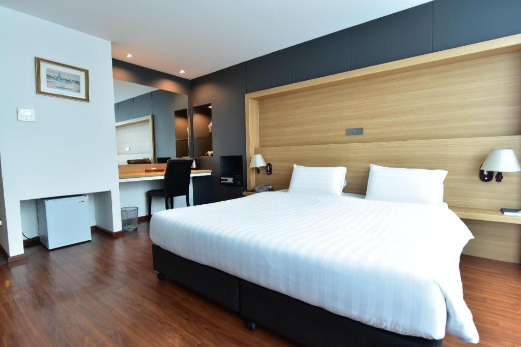 The Three Hat Yai Ngoại thất bức ảnh