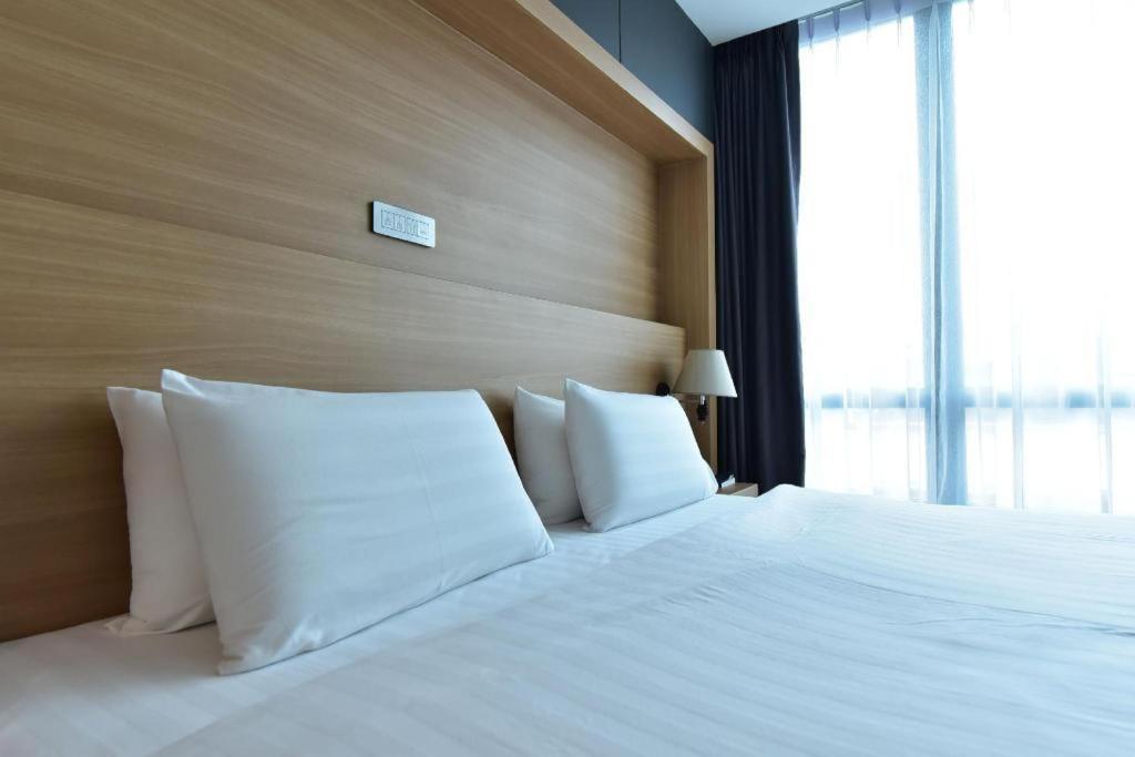 The Three Hat Yai Ngoại thất bức ảnh