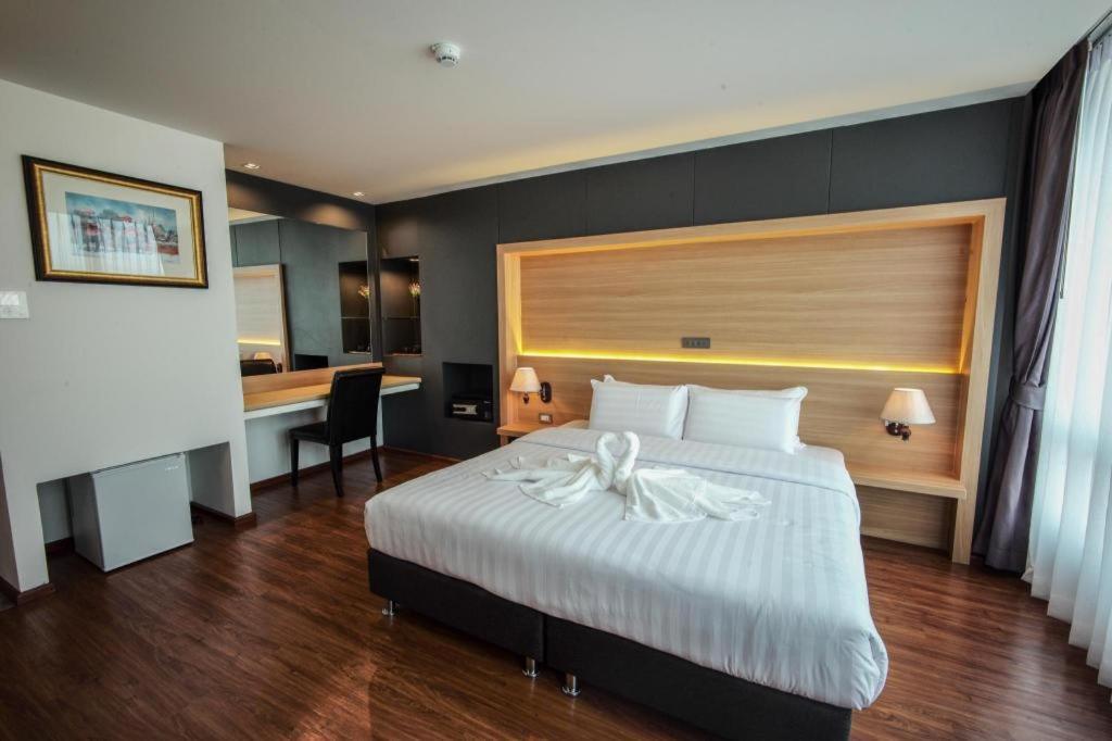 The Three Hat Yai Ngoại thất bức ảnh