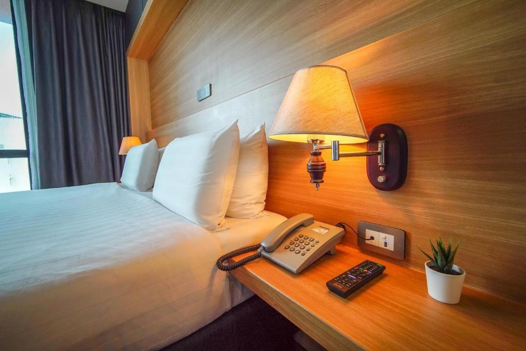 The Three Hat Yai Ngoại thất bức ảnh