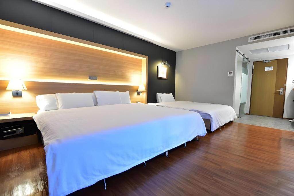 The Three Hat Yai Ngoại thất bức ảnh