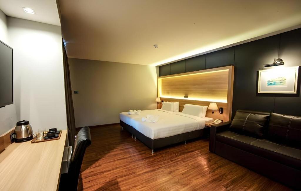 The Three Hat Yai Ngoại thất bức ảnh