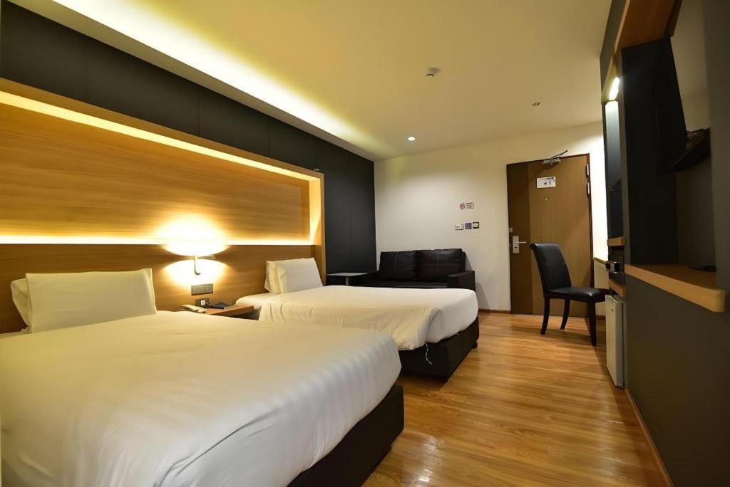 The Three Hat Yai Ngoại thất bức ảnh