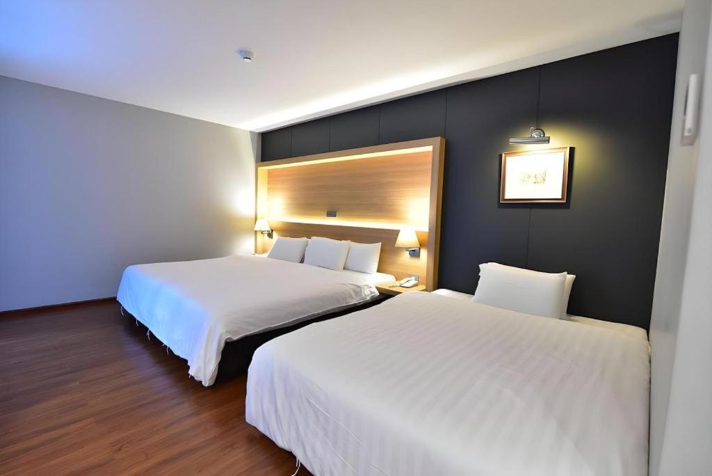 The Three Hat Yai Ngoại thất bức ảnh