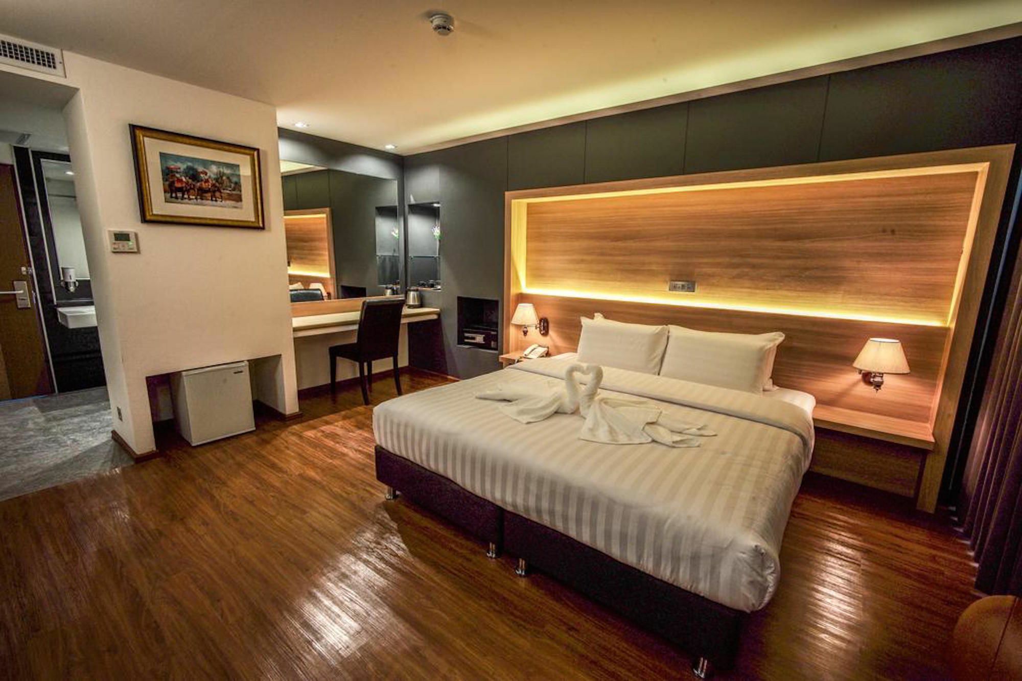The Three Hat Yai Ngoại thất bức ảnh